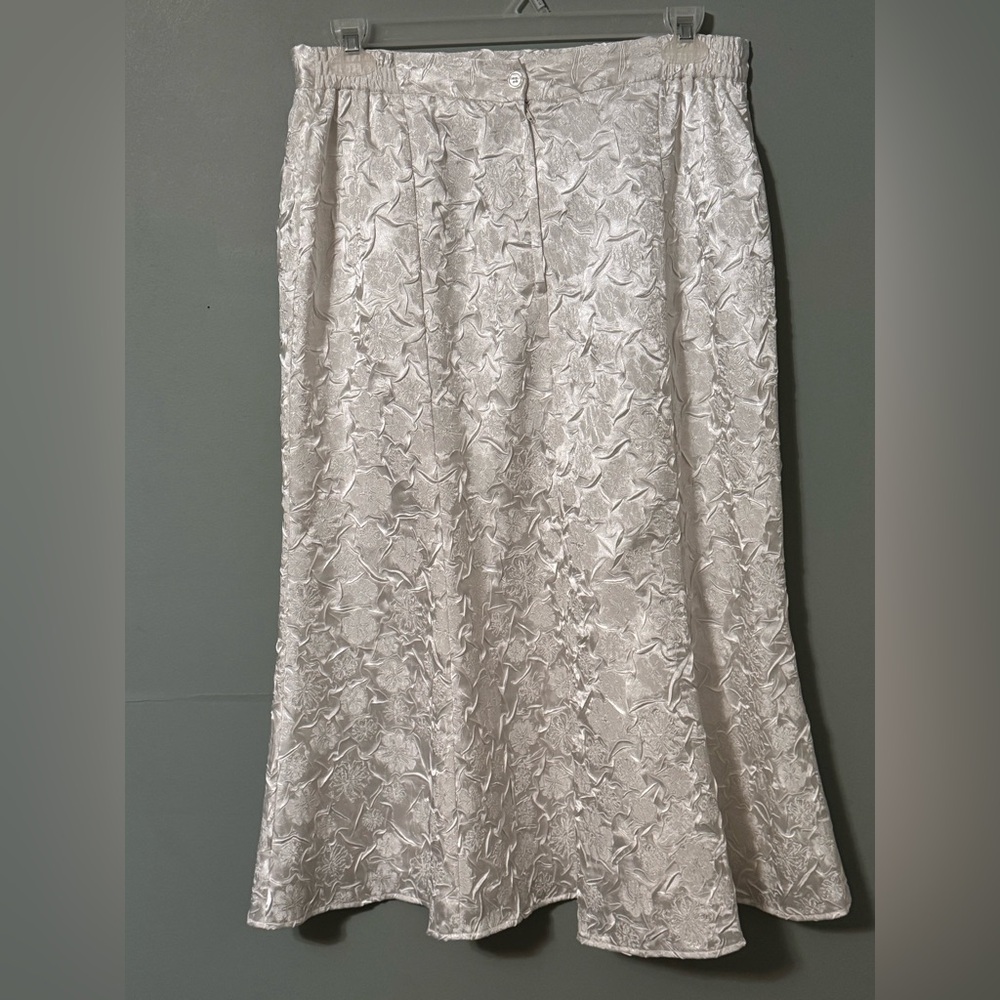 Elegant Cream Brocade Skirt Set - Picture 2 of 11